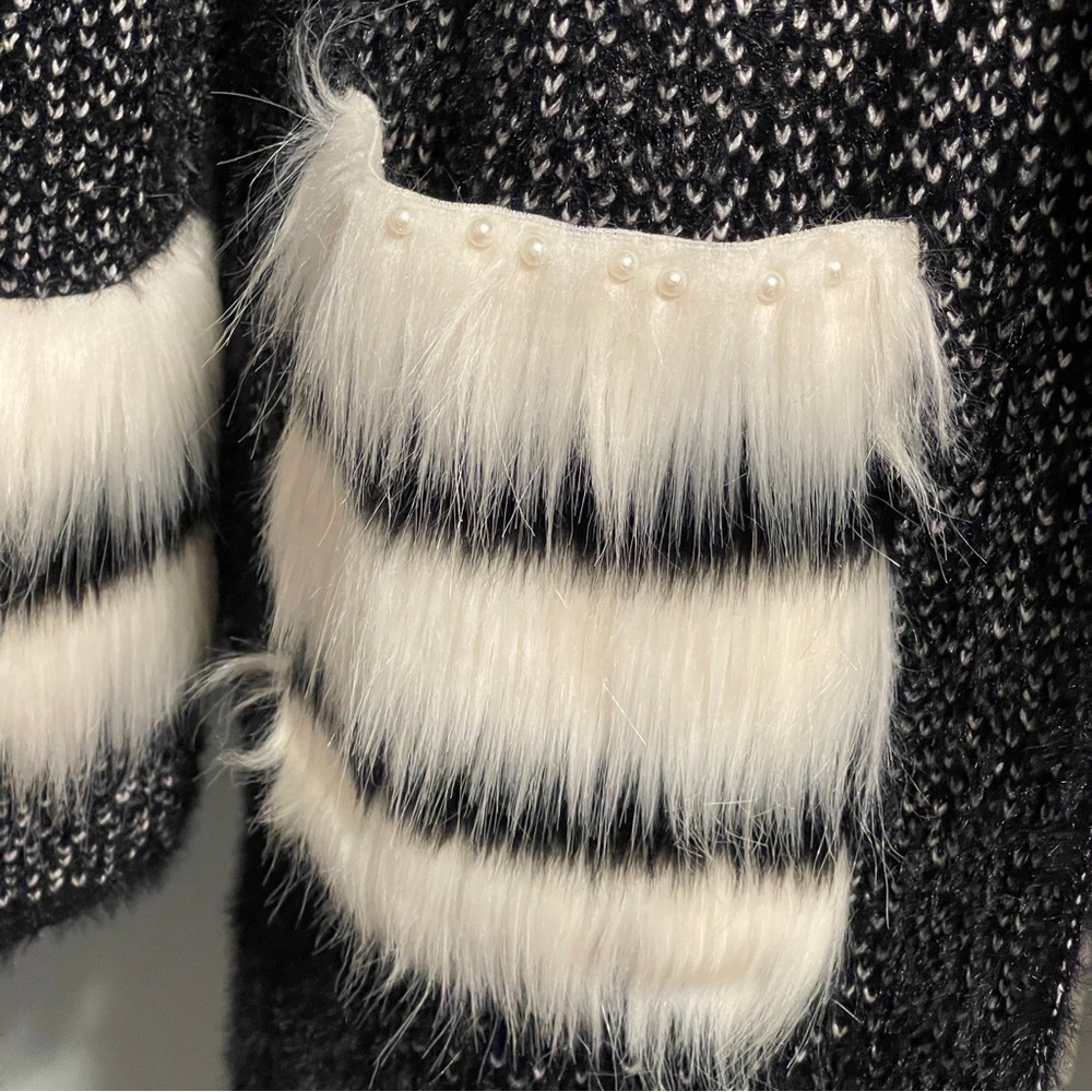 Sioni Open Front Black Cardigan Sweater White Faux Fur Fuzzy Duster Large NWT - Picture 3 of 11